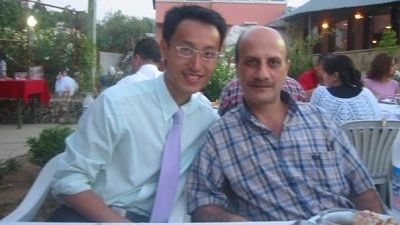 2005年林漢源（左）赴土耳其打工，為當地三大紡織公司Mensa攻中國電商，更遭瘋狂挖角，又有老闆想將16歲千金嫁給他。（受訪者提供）