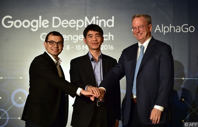 左為AlphaGo開發商DeepMind創辦人Demis Hassabis，中為南韓棋王李世乭。(相片來源:法新社)