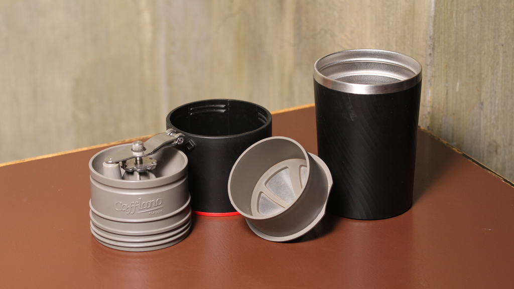 4合1手沖壺有磨豆器、瀘網、杯蓋(可充當水壺)、咖啡杯。（攝影：黃建輝）