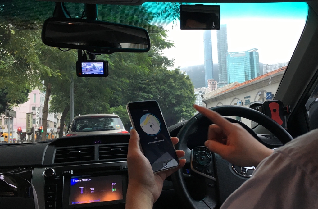 Uber為聽障司機設計了特別的手機應用程式介面，有乘客召車時畫面會以閃燈代替聲響提示。（章淑廉攝）
