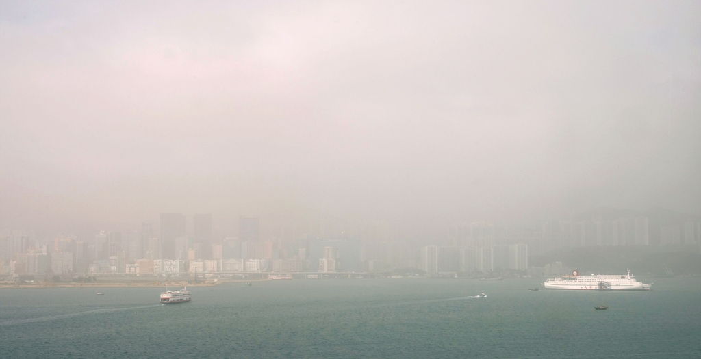 2010年3月22日沙塵暴襲港期間，霧霾籠罩觀塘一帶。(經濟日報資料圖片)