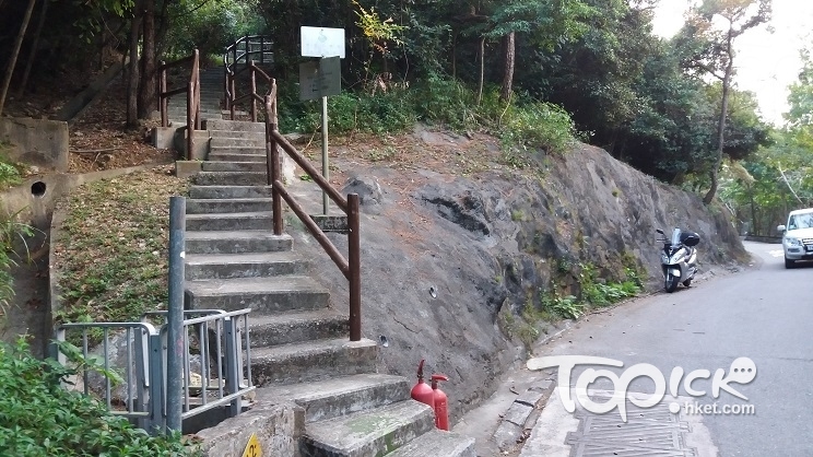 沿南朗山道上山，請認住這個路口，山坡上的階梯就是南朗山郊遊徑。（Kin Lau攝）