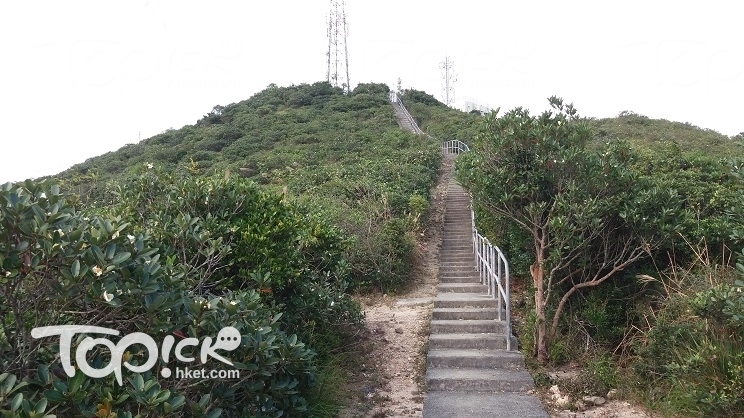 直昇機停機坪之後是一條陡斜的階梯，直通山頂。（Kin Lau攝）