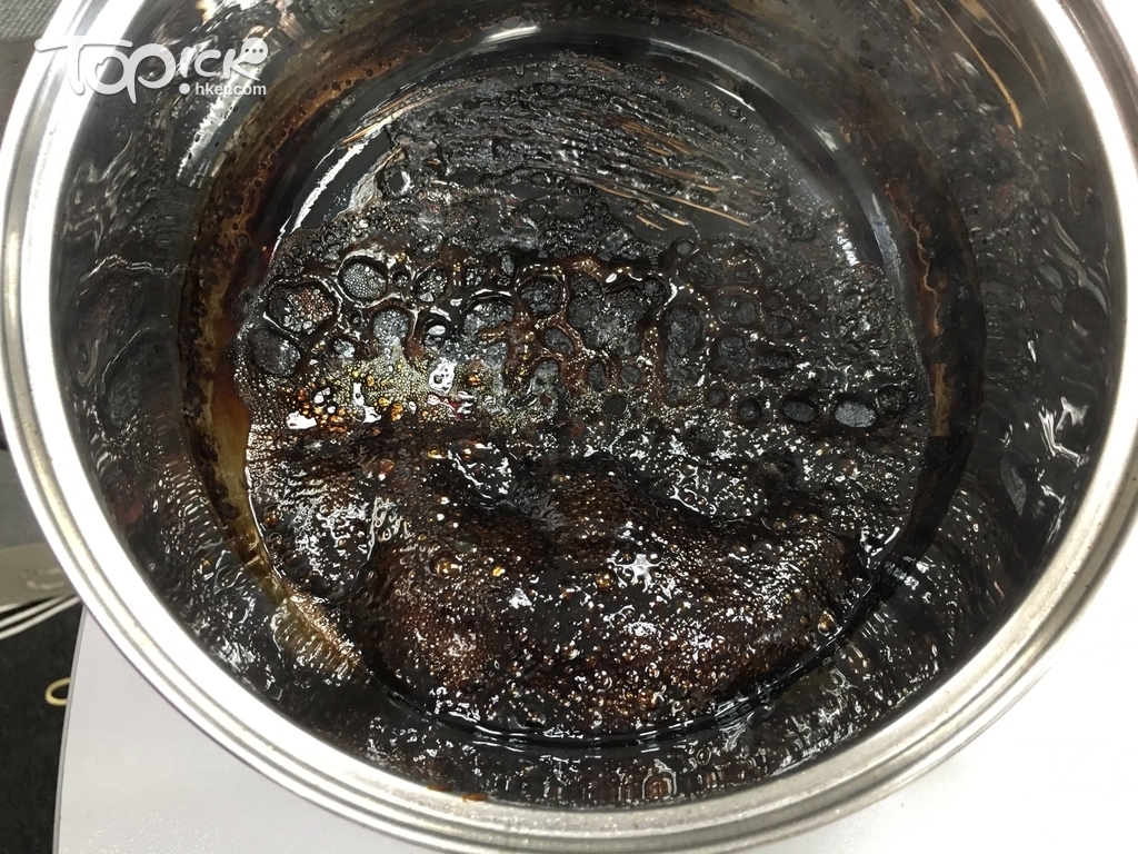 所有水分蒸發後，煲底留有黑色的剩餘物。