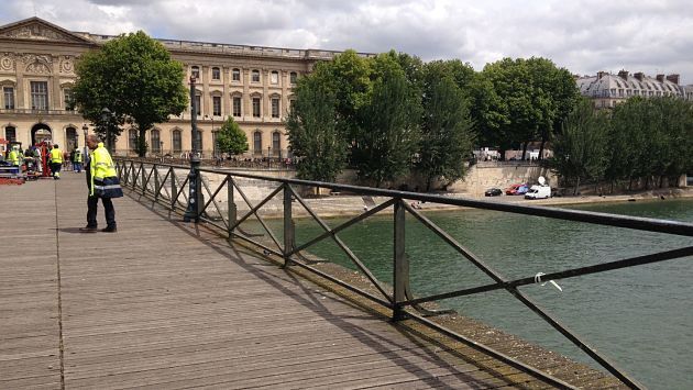 拆卸情人鎖後的巴黎藝術橋。（相片來源：No love locks fb）