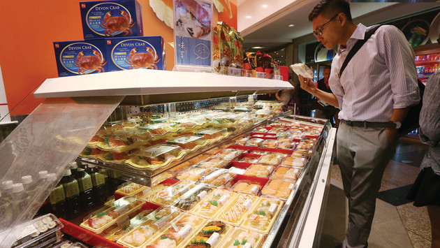 爭鮮藍田店擺放壽司的開放式凍櫃，曾錄得14度的溫度。（潘政祁攝）