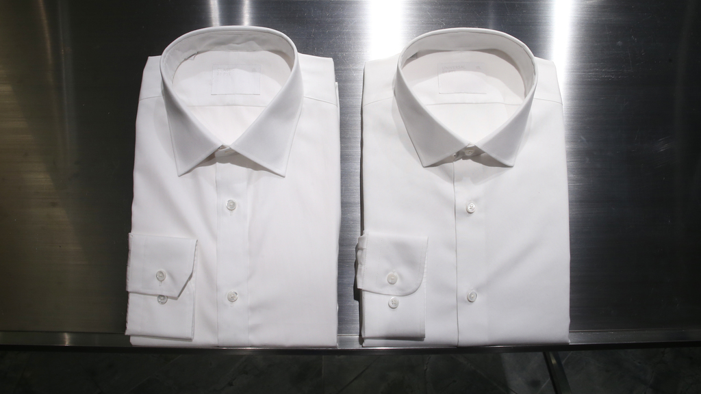 屬 Point collar 類別的 Euclid 領口白恤衫（右）和屬 Spread collar 類別的 Cantor領口白恤衫（左），前者傳統基本，後者款式 contemporary，穿上兩者都不會有出錯機會，加上免燙，成為上班族的必備。（攝影：湯炳強）
