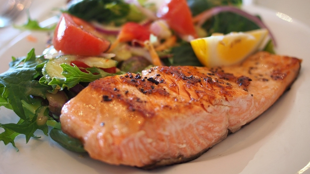 三文魚含豐富奧米加3脂肪酸，有助調整膽固醇，保護心臟。（圖片經濟日報資料庫）