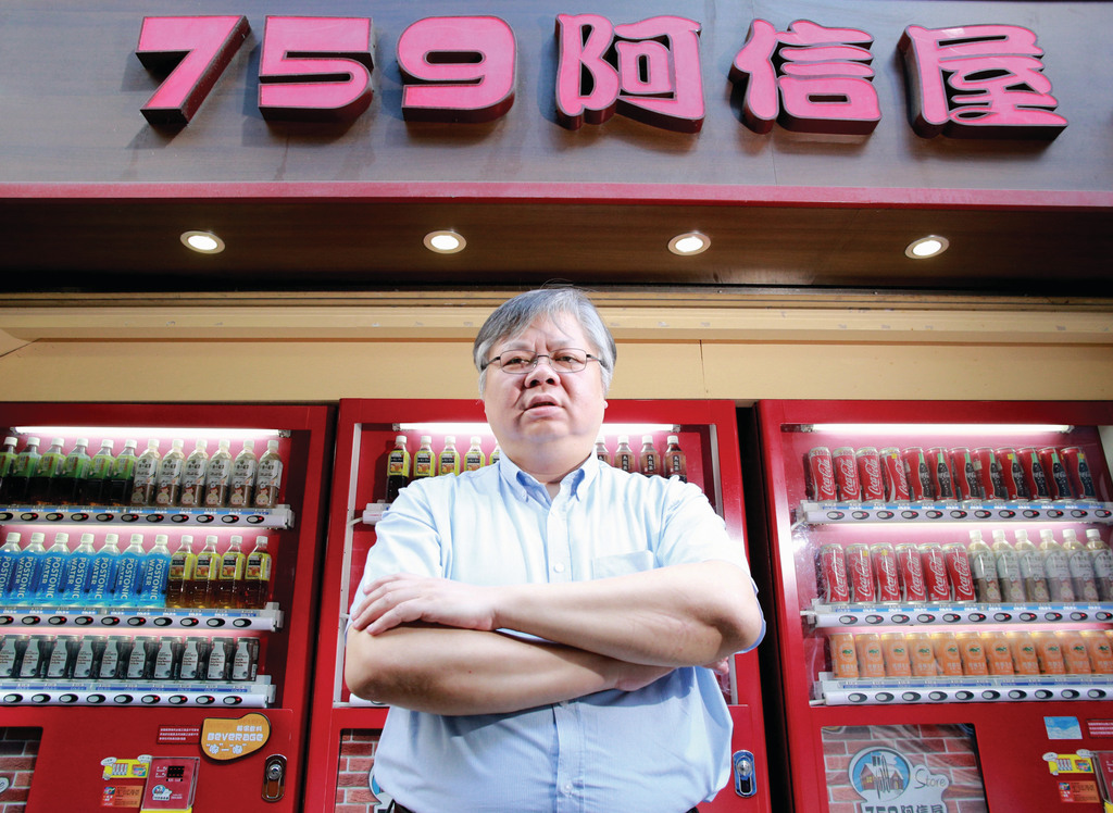 759阿信屋老闆林偉駿本身患糖尿病，常吃自家品牌梳打餅當晚餐。(經濟日報資料圖片)