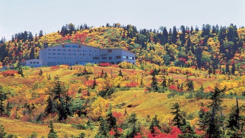 立山黑部的酒店，也被楓紅簇擁著。（攝影︰日本政府旅遊局）