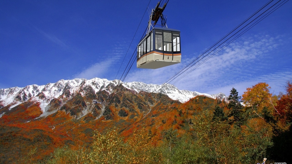 在立山黑部，可乘纜車至大觀峰，沿途可看紅葉帶和雪山景。（攝影︰日本國家旅遊局）