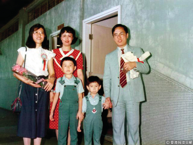 曾蔭權夫婦與兒子慶衍及慶淳於1982年出席沙田一間學校的文憑頒獎禮時與老師合照。