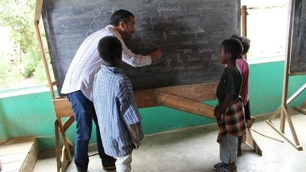 去馬達加斯加義教當地小孩。（Projects Abroad 網圖）