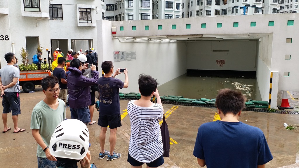 10號風球下，杏花邨停車場竟遭水淹沒。