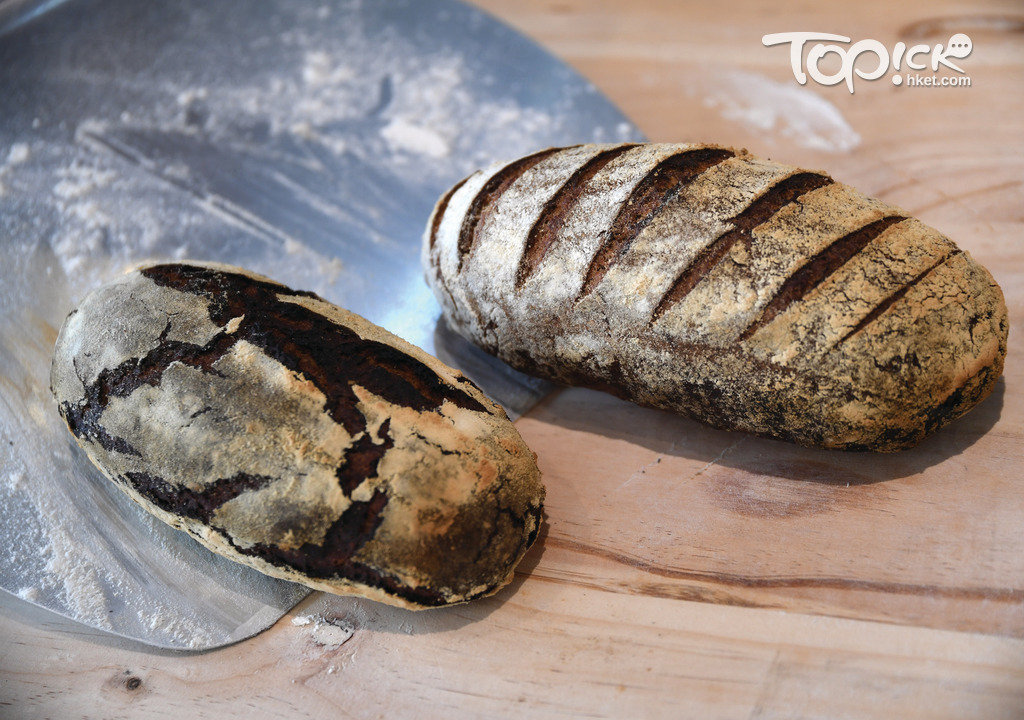 出爐後的裸麥包及全麥包雖然外表並非太好，但卻是有益健康的天然酵母麵包。（程志遠攝）