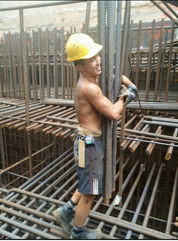 要當紮鐵工人，基本條件是不怕曬，夠力氣。（受訪者提供）