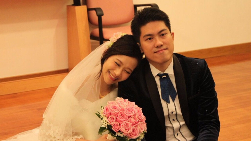 阿峰說，最深刻是安排一名末期鼻咽癌年輕女患者與男朋友拍婚照及在教堂完成婚禮。(防癌會提供)