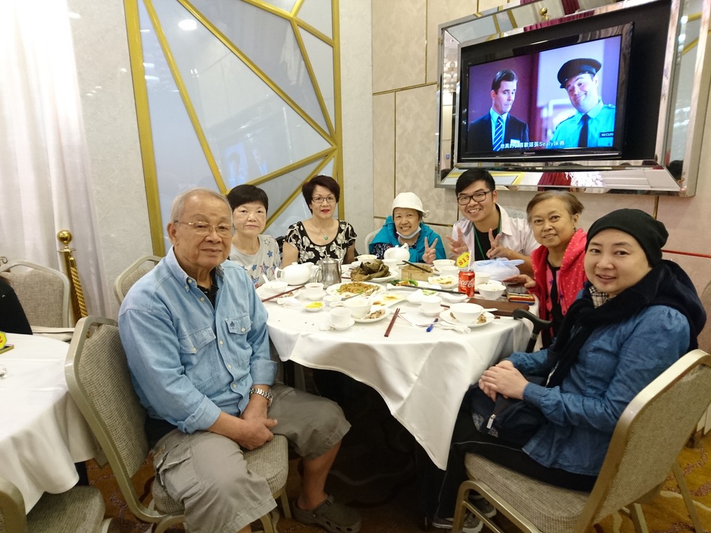 阿峰(右三)說，不少末期病人最後心願是與朋友見一面﹑吃一頓飯。(防癌會提供)