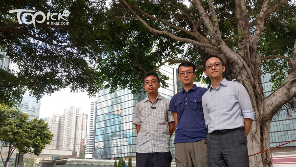 國際樹木學會香港分會（ISA）秘書、浸大國際學院（樹木管理）專修學科統籌鄧銘澤（右）指般咸道兩樹的「樹木危險評估報告」，涉及多個錯處。旁為該會去屆主席王卓粵（左）及主席梁永強（中）。