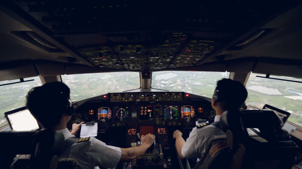 機長在自動駕駛時需進行監察及操控。（國泰視頻截圖）