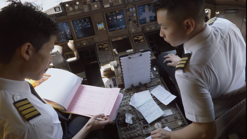 一上到駕駛艙，機師們需眼隨「標準操作程序」（SOP）檢查。（國泰視頻截圖）