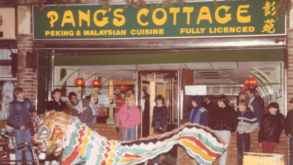 彭永浩的嫲嫲早年獨力送七個孩子到英國讀書，1971年決定於北倫敦開設中菜外賣店支持生計。
