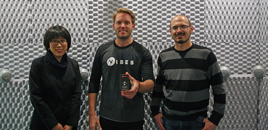 Jackson Maan（中）與美國明尼蘇達大學合作，研發防音質失真的無綫耳機，並成立Vibes，參加電視台創業節目後聲名大噪。（明尼蘇達大學圖片）