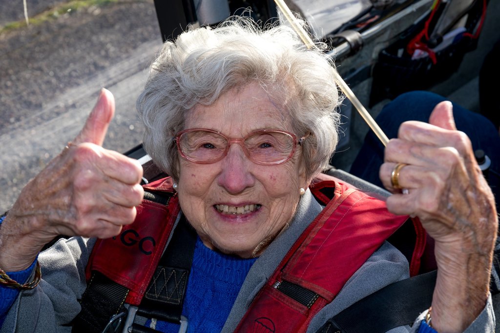 婆婆表示坐滑翔機的體驗很奇妙，推薦每個人都去試試。（圖片來源：Davers Court Care Home's Facebook）