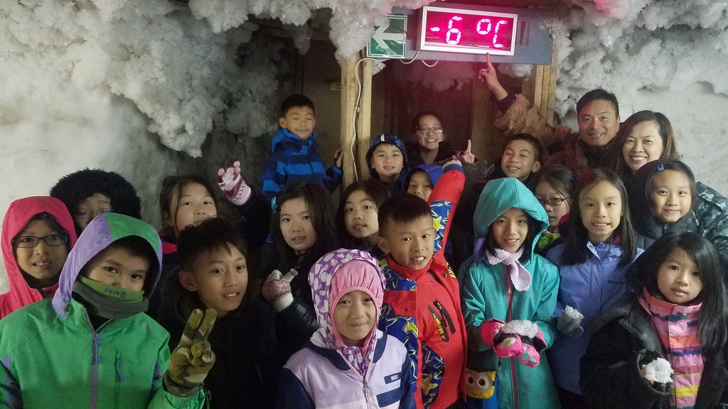 師生參觀西伯利亞永久凍土層，只有-6度。（受訪學校提供照片）