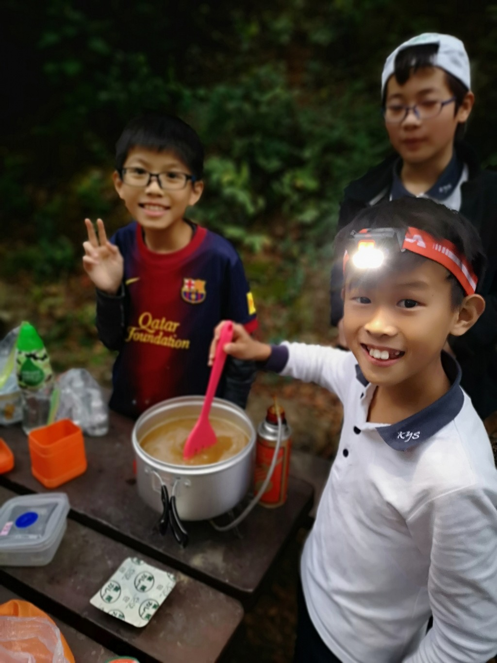 小朋友在露營時自行紮營及煮食。（受訪學校提供照片）