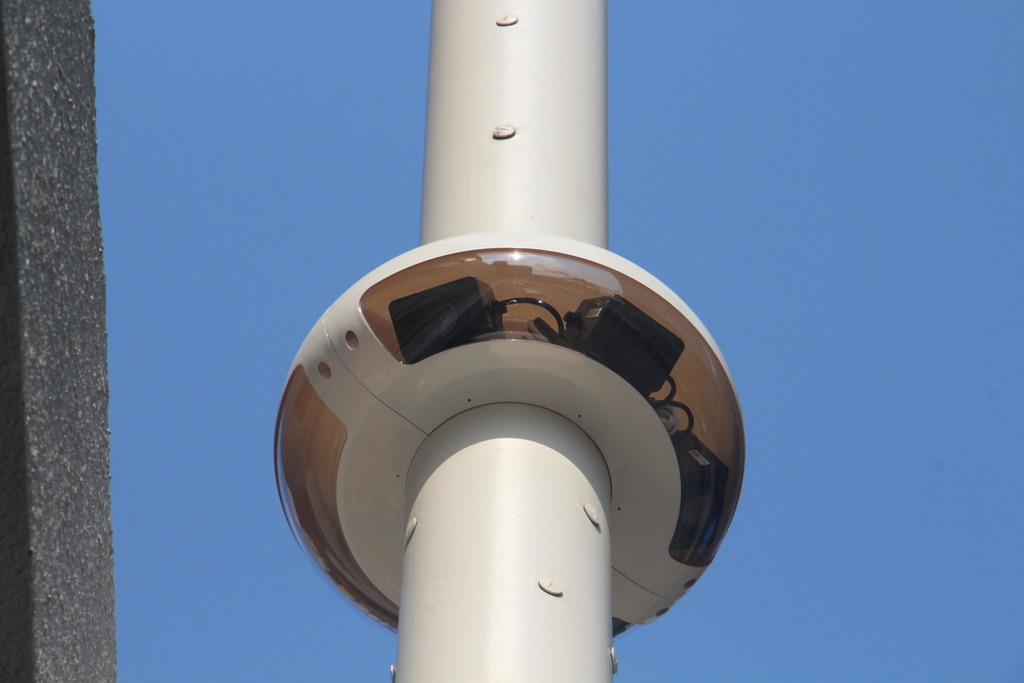 智慧燈柱上最多可安裝3個圓形外殼，以放置各種感應器和鏡頭，供政府部門收集城市數據。（政府資訊科技總監辦公室提供）